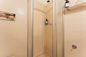 Shower, bidet, towels - Stella Cadente – Sea view retreat just steps from the beach (Golfo Aranci)
