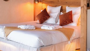 Cabin phong cách lãng mạn, quang cảnh đồi núi | Nệm cao su hoạt tính (memory foam), khu vực làm việc phù hợp cho laptop