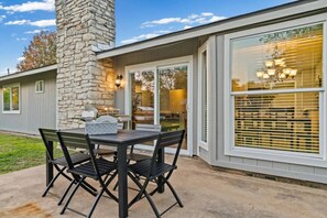 Outdoor dining - Stylish 3BR Home, Workspace, Fast WiFi, Game Room, Backyard & Trail Access (Round Rock)