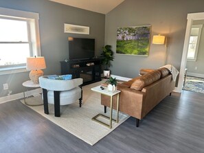 Smart TV, ping pong, books - Welcome to The McCormick House (West Point)
