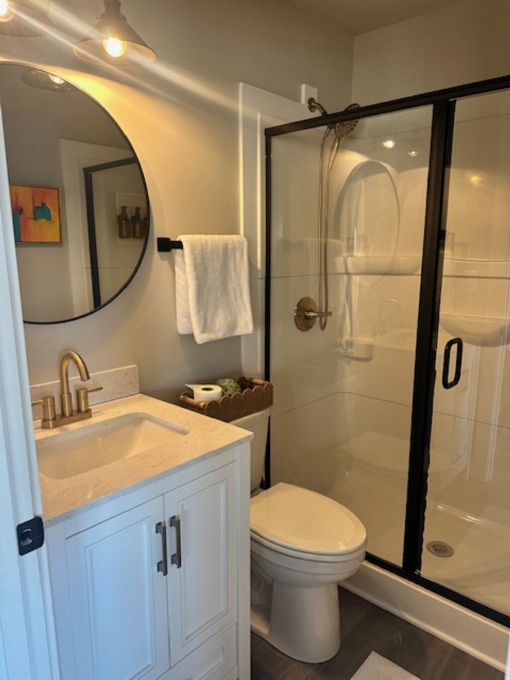 Douche, sèche-cheveux, serviettes fournies, savon