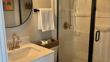 Douche, sĂšche-cheveux, serviettes fournies, savon