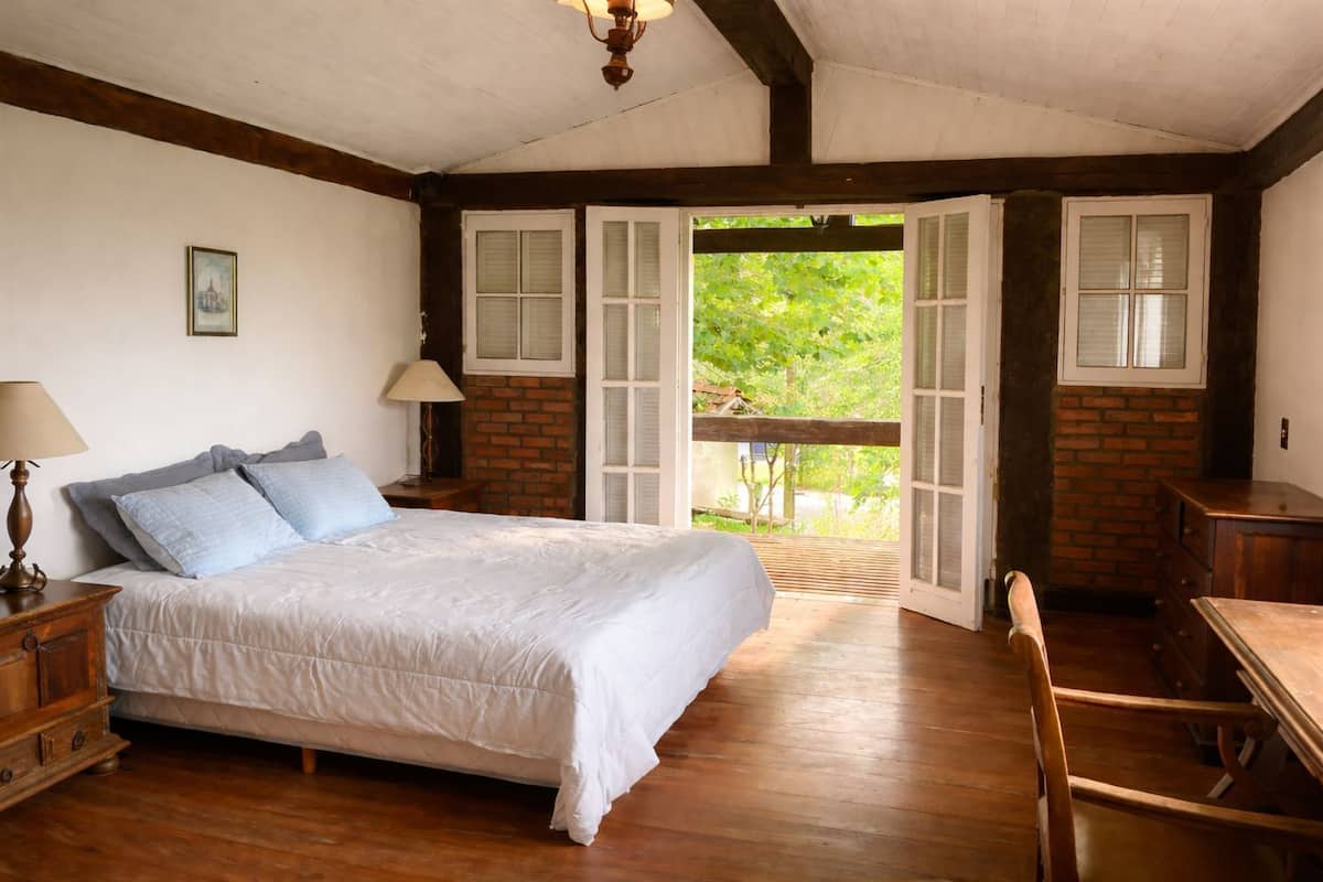 Chalet familial, balcon, vue sur le jardin | Salle de bain