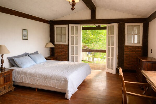 Chalet familial, balcon, vue sur le jardin | Salle de bain