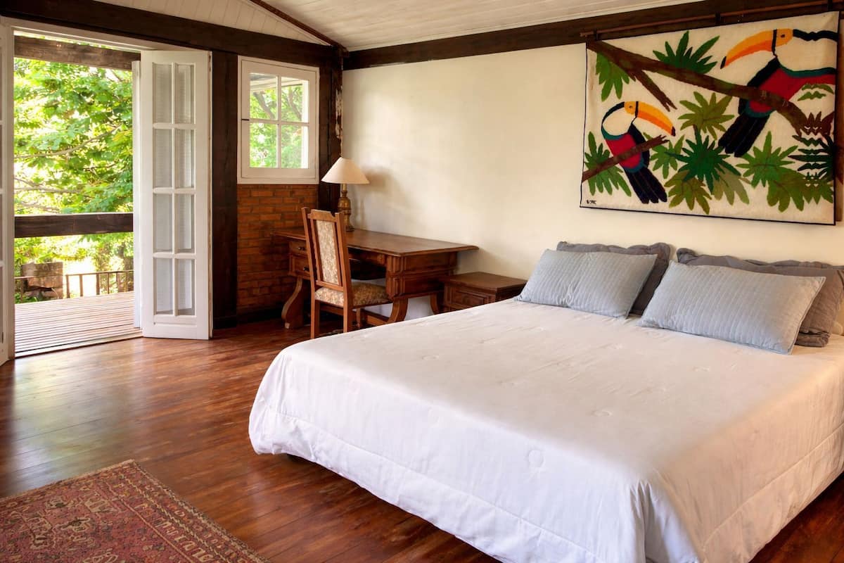 Chalet familial, balcon, vue sur la montagne | Service aux chambres â repas