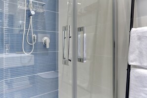 Ducha, bidet, toallas, shampoo