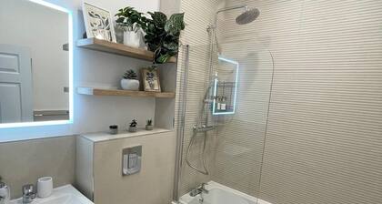 Stylish City Retreat 3 - super king bed