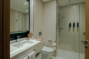 Family Room, 1 King Bed, Connecting Rooms | Bathroom