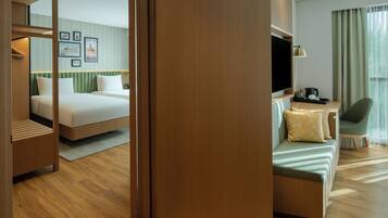 Family Room, 1 King Bed, Connecting Rooms