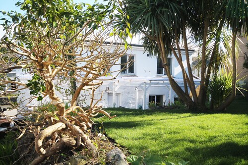 Cornish Cottage in St Ives with Private Parking & Garden. Sleeps 8