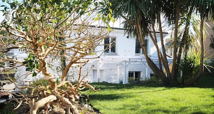 Cornish Cottage in St Ives with Private Parking & Garden. Sleeps 8