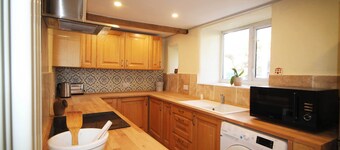 Cornish Cottage in St Ives with Private Parking & Garden. Sleeps 8