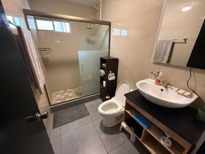 Hair dryer, towels, soap, toilet paper - Modern Elegant Apartment in Escalón | Prime Location & Parking (San Salvador)