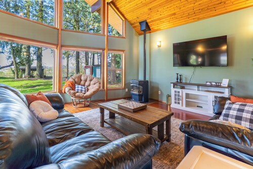 Cozy 2-bedroom cabin on the river in Newberg