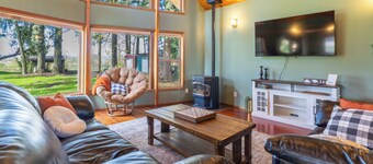 Cozy 2-bedroom cabin on the river in Newberg