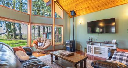 Cozy 2-bedroom cabin on the river in Newberg