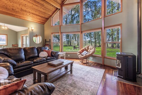 Cozy 2-bedroom cabin on the river in Newberg