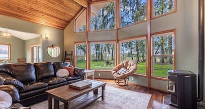Cozy 2-bedroom cabin on the river in Newberg