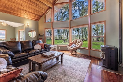 Cozy 2-bedroom cabin on the river in Newberg