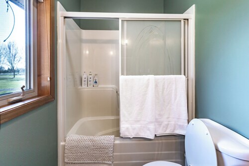 Cozy 2-bedroom cabin on the river in Newberg