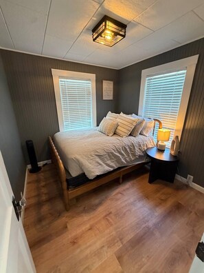 2 bedrooms, iron/ironing board, travel crib, WiFi - Low Tide - Heart of Hampton Beach! (Hampton)