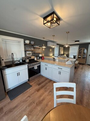 Fridge, oven, stovetop, dishwasher - Low Tide - Heart of Hampton Beach! (Hampton)