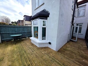 Outdoor dining - Modern 2BDR Home with Garden in Walthamstow (Greater London)