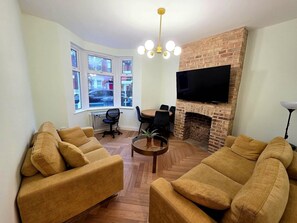 TV - Modern 2BDR Home with Garden in Walthamstow (Greater London)