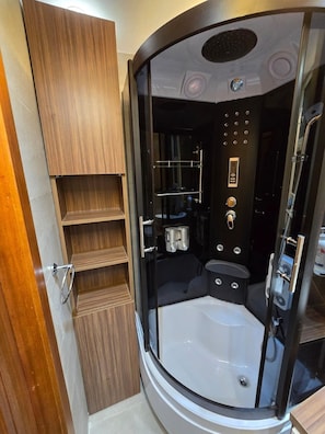 Whirlpool, Haartrockner, Bidet, Handtücher