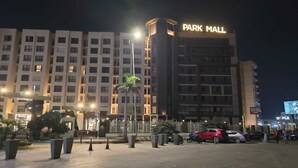 Monikerroksinen rakennus, jonka päällä on kyltti, jossa lukee ”PARK MALL”.