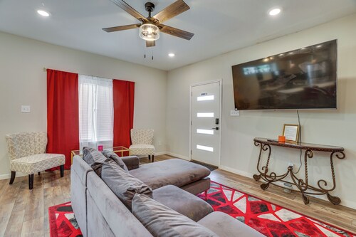 3 Mi to Dtwn Houston: Dual-unit Home w/ Yard!
