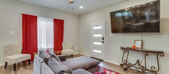 3 Mi to Dtwn Houston: Dual-unit Home w/ Yard!