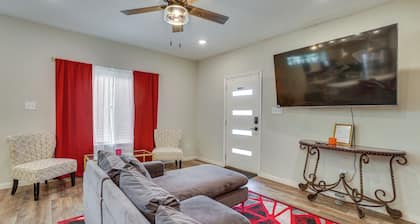 3 Mi to Dtwn Houston: Dual-unit Home w/ Yard!