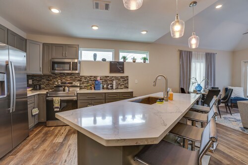 3 Mi to Dtwn Houston: Dual-unit Home w/ Yard!