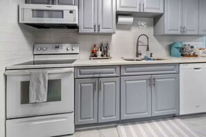 Private kitchen - Family & Pet Oasis • King Bed, Crib & Fire Pit (Fort Myers)