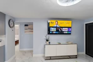 Interior - Family & Pet Oasis • King Bed, Crib & Fire Pit (Fort Myers)