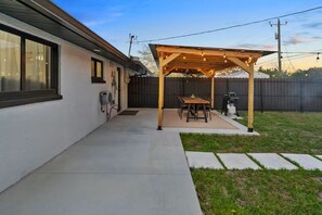 Outdoor dining - Family & Pet Oasis • King Bed, Crib & Fire Pit (Fort Myers)