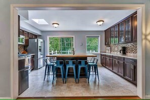 Private kitchen - Gorgeous 4BR with Pool, Sauna, Hot tub & Game Room (East Stroudsburg)