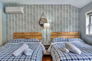 4 bedrooms, iron/ironing board, WiFi, bed sheets - Gorgeous 4BR with Pool, Sauna, Hot tub & Game Room (East Stroudsburg)
