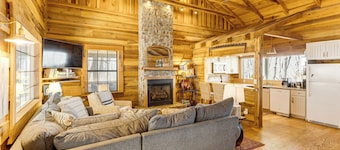 Deck, Sauna & Mtn View! Fort Payne Cabin