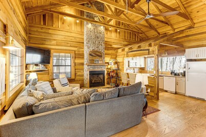 Deck, Sauna & Mtn View! Fort Payne Cabin