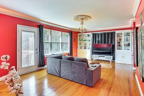 House (2 Bedrooms) | Interior - Artists Nest Unique Home 2 Mi to Dtwn Longview! (Longview)