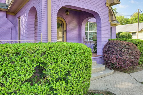 Artists Nest Unique Home 2 Mi to Dtwn Longview!