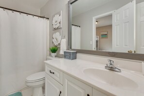 House (3 Bedrooms) | Interior - Beaches, Fishing & More! Sleek Home in Pensacola (Pensacola)