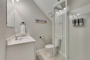 House (3 Bedrooms) | Interior - Beaches, Fishing & More! Sleek Home in Pensacola (Pensacola)