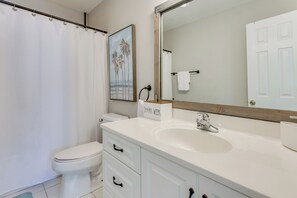 House (3 Bedrooms) | Interior - Beaches, Fishing & More! Sleek Home in Pensacola (Pensacola)