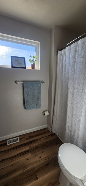 Hair dryer, towels, soap, toilet paper - Modern & Elegant 3‑Bedroom Zend home — Close to Everything in Odessa (Odessa)