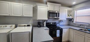 Microwave, oven, stovetop - Modern & Elegant 3‑Bedroom Zend home — Close to Everything in Odessa (Odessa)