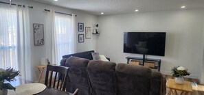 TV - Modern & Elegant 3‑Bedroom Zend home — Close to Everything in Odessa (Odessa)