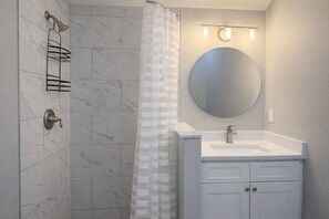 Hair dryer, towels, soap, toilet paper - -Peaceful Downtown Clermont Studio-Unit A- (Clermont)